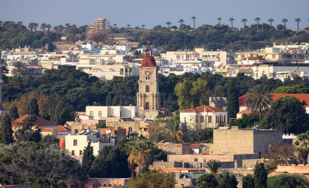 Navigating the Costa Blanca Dream: A Guide to Choosing Real Estate in Orihuela Costa